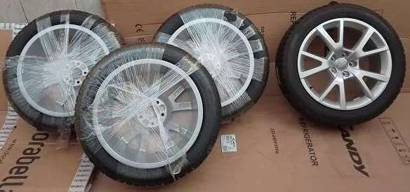 4G00732488Z8 treno gomme Pirelli sottozero con cerchi in lega Audi. Misure 225/50 R18